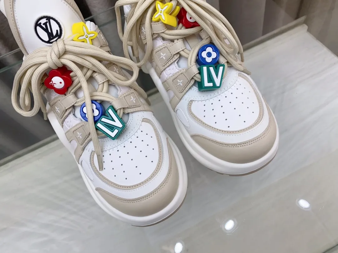 👟👟Ex-factory price 760👟👟 Louis Vuiton·Louis Vuitton 24/ New Chinese Valentine's Day limited edition LV Archlight series arch sole dad shoes casual thick-soled lace-up sneakers top version🔝original purchase, development and production👍🏻 This LV dad shoe features an eye-catching wavy sole and large tongue. It is equipped with a sporty super-elastic running shoe style rubber outsole, which is very eye-catching. It is also combined with a soft and elastic upper made of a variety of high-tech fabrics, making the upper foot comfortable and soft! 🤩 Fabric: Original custom-made first-layer cowhide + technical fabrics Lining: Original imported breathable mesh lining + cowhide foot pads Sole: Original molded correct U-shaped arch outsole Bottom thickness: about 5cm Size: 35-39 (40.41 custom-made, non-refundable)